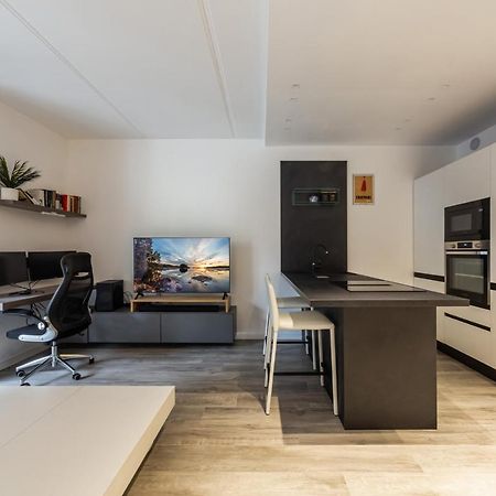 Comfy Apt With Private Parking & Balcony Милано Екстериор снимка