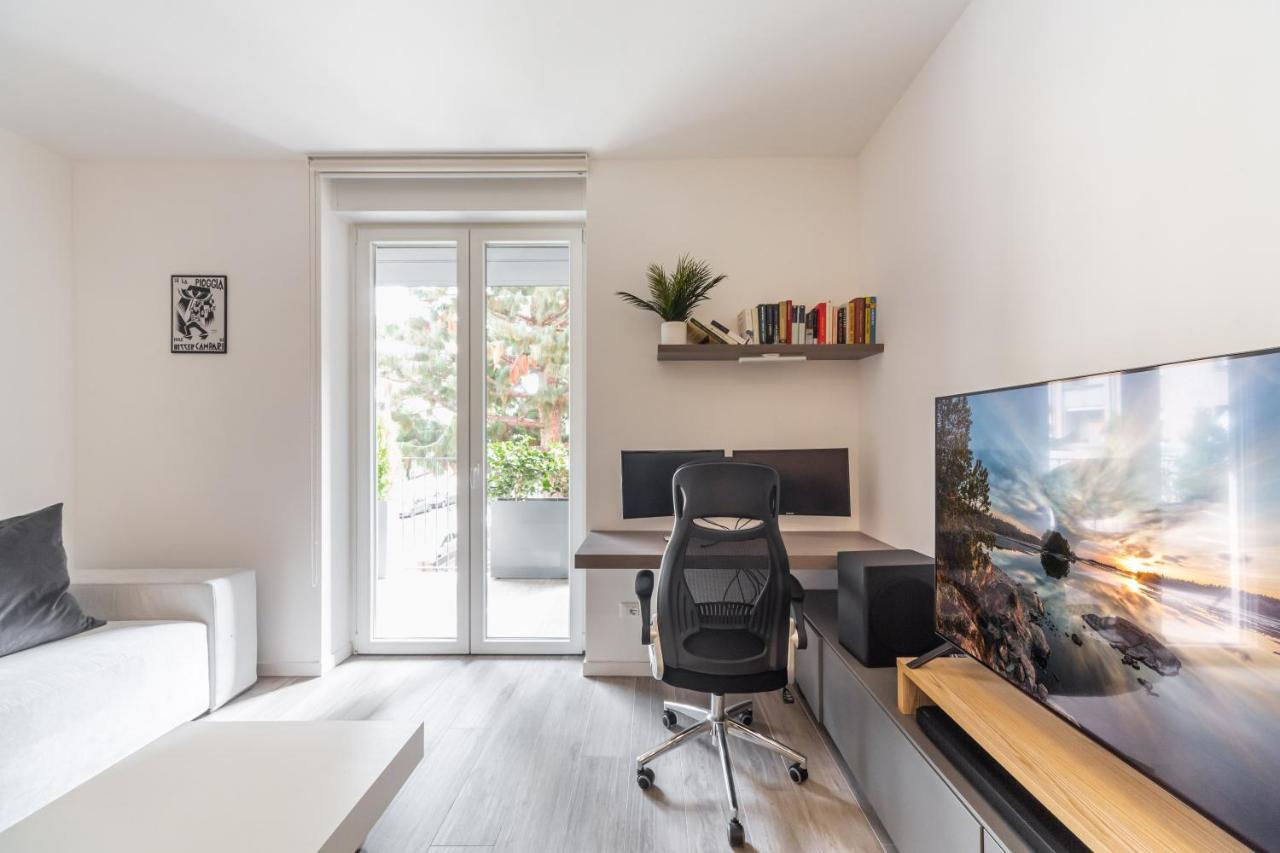 Comfy Apt With Private Parking & Balcony Милано Екстериор снимка