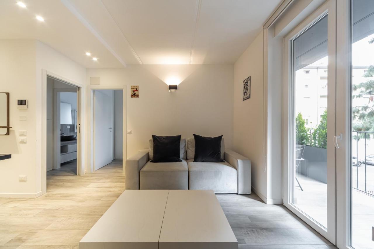 Comfy Apt With Private Parking & Balcony Милано Екстериор снимка
