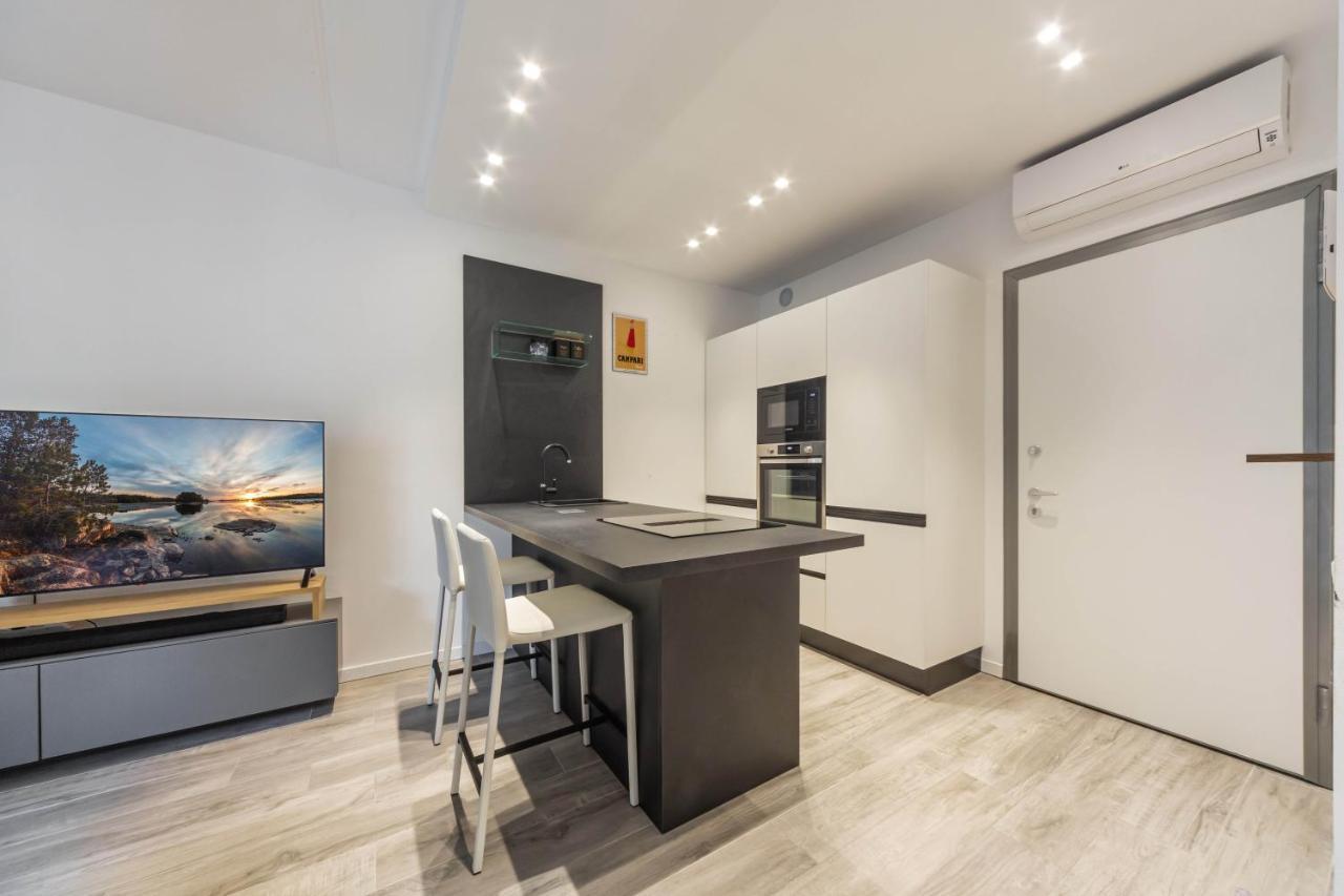 Comfy Apt With Private Parking & Balcony Милано Екстериор снимка