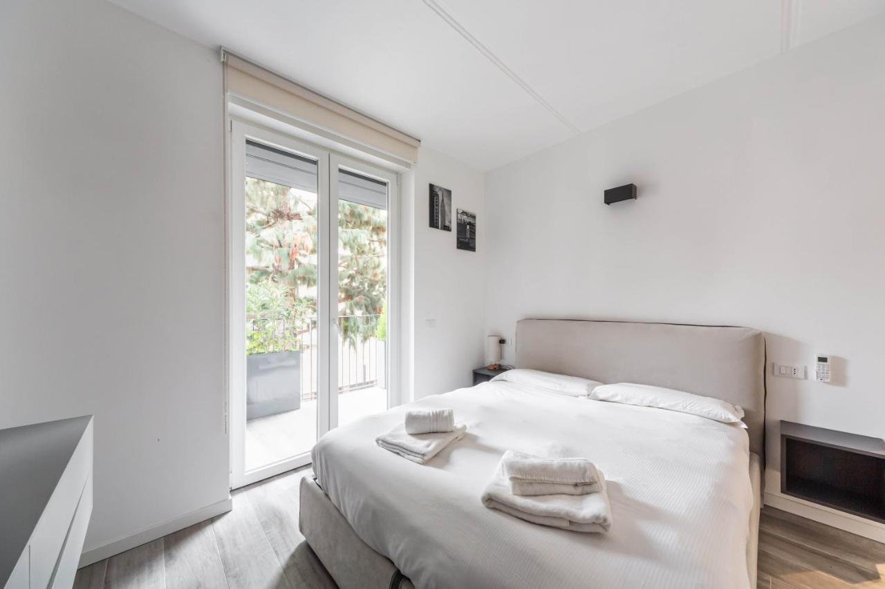 Comfy Apt With Private Parking & Balcony Милано Екстериор снимка